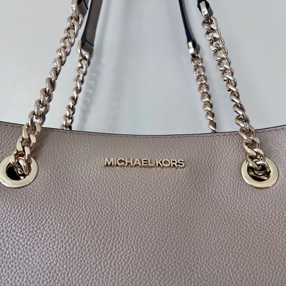 Michael Kors Teagan Beige Pebble Leather Shoulder Bag with Gold Chain Straps - Picture 3 of 13